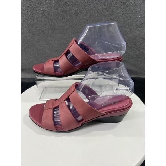 Clarks Strappy Slip On Sandals Women Size 7 Rose Mauve Leather Low Heel Comfort - Picture 2 of 15